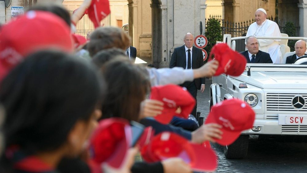 Mil crismandos de Genova sao recebidos pelo Papa no Vaticano 1