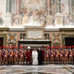 Novos recrutas da Guarda Suica sao recebidos pelo Papa Francisco 1