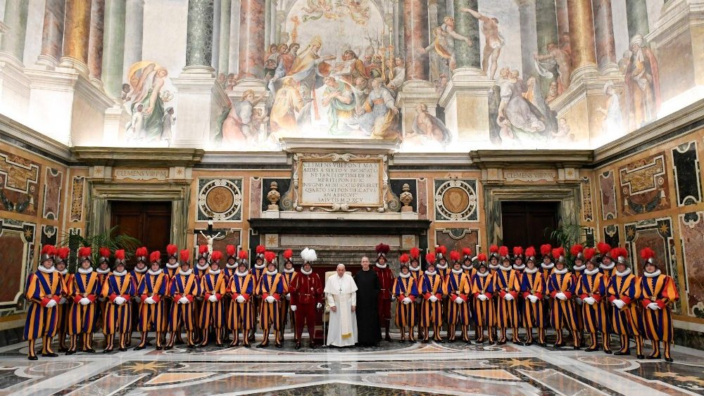 Novos recrutas da Guarda Suica sao recebidos pelo Papa Francisco 1