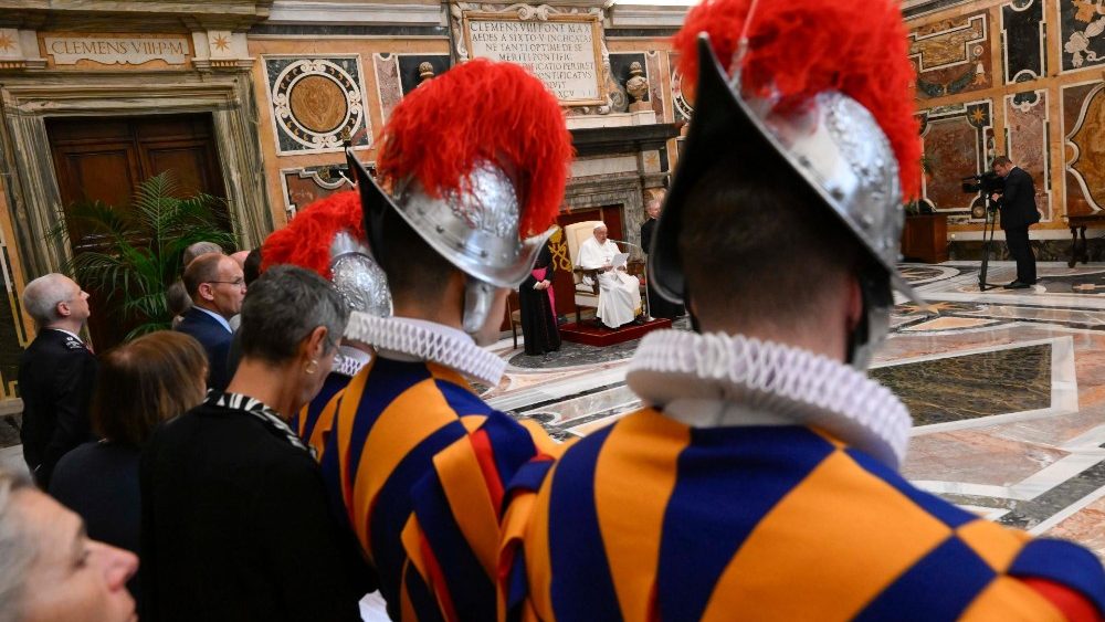Novos recrutas da Guarda Suica sao recebidos pelo Papa Francisco 2