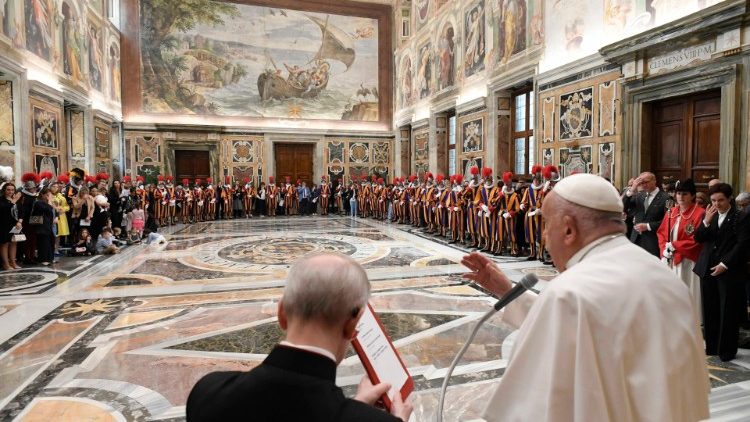 Novos recrutas da Guarda Suica sao recebidos pelo Papa Francisco 3