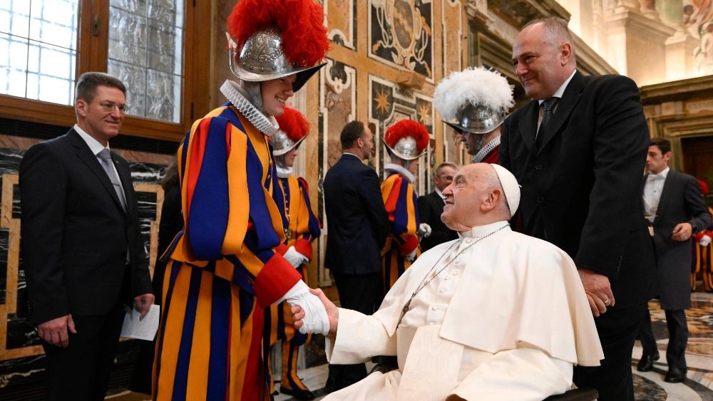 Novos recrutas da Guarda Suica sao recebidos pelo Papa Francisco 4