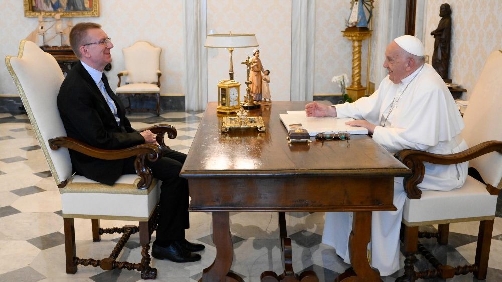 Papa Francisco recebe o presidente da Letonia no Vaticano 1