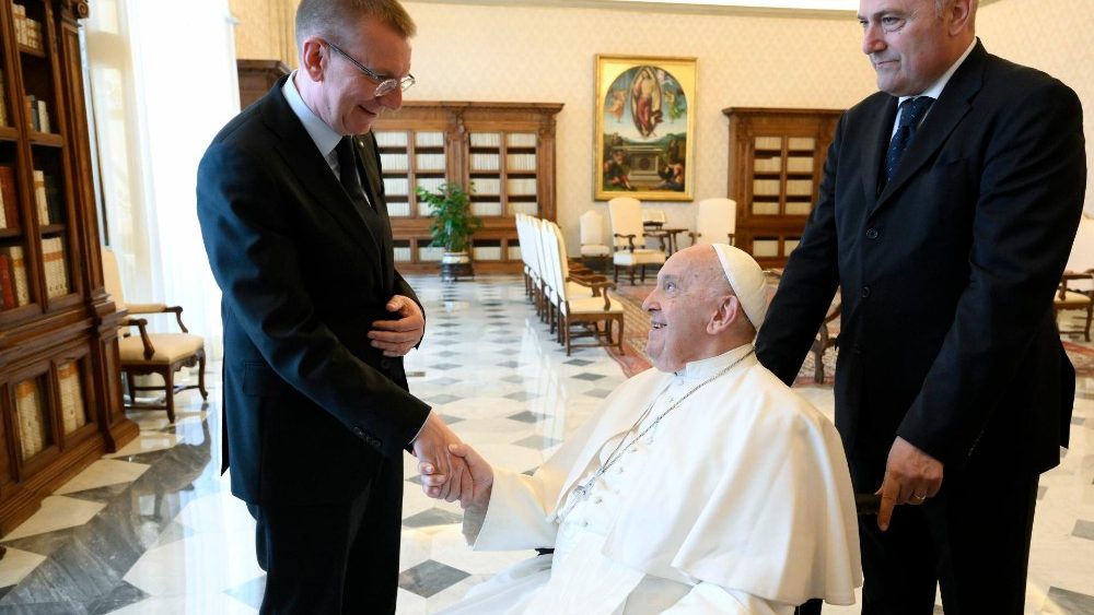 Papa Francisco recebe o presidente da Letonia no Vaticano 2