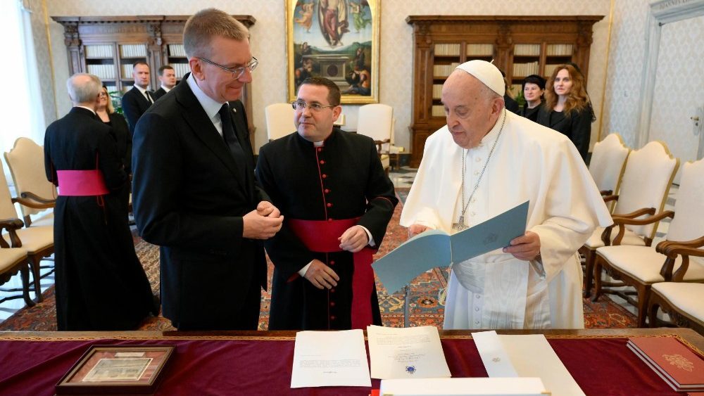 Papa Francisco recebe o presidente da Letonia no Vaticano 5