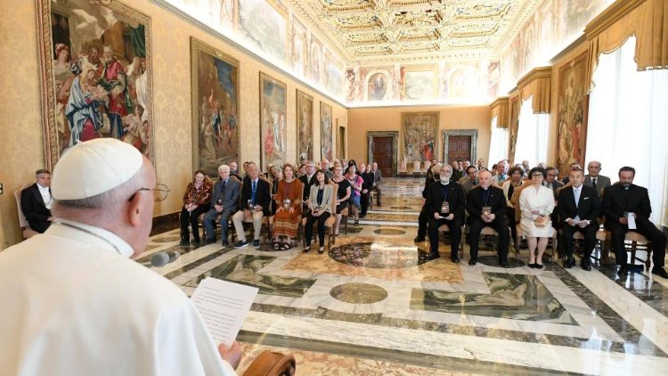 Ciencia e Fe possuem matriz na Verdade absoluta de Deus assegura Papa 1