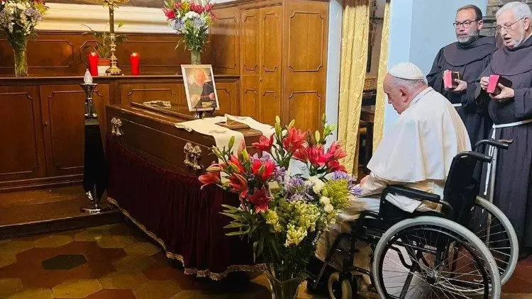 Papa Francisco presta homenagem ao seu confessor