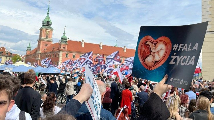 Poloneses participam de marcha em defesa da vida