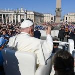 Papa Francisco se encontra com acolitos e coroinhas na Praca de Sao Pedro 1
