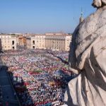 Papa Francisco se encontra com acolitos e coroinhas na Praca de Sao Pedro 3