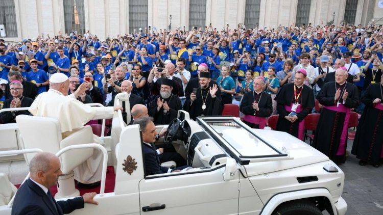 Papa Francisco se encontra com acolitos e coroinhas na Praca de Sao Pedro 4