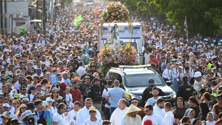 Caminhada de Maria reune milhares de fieis em Fortaleza CE 1