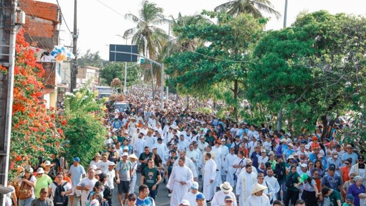 Caminhada de Maria reune milhares de fieis em Fortaleza CE 2