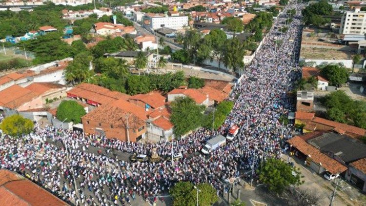 Caminhada de Maria reune milhares de fieis em Fortaleza CE 3