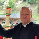 Capelao do exercito e esfaqueado na Irlanda