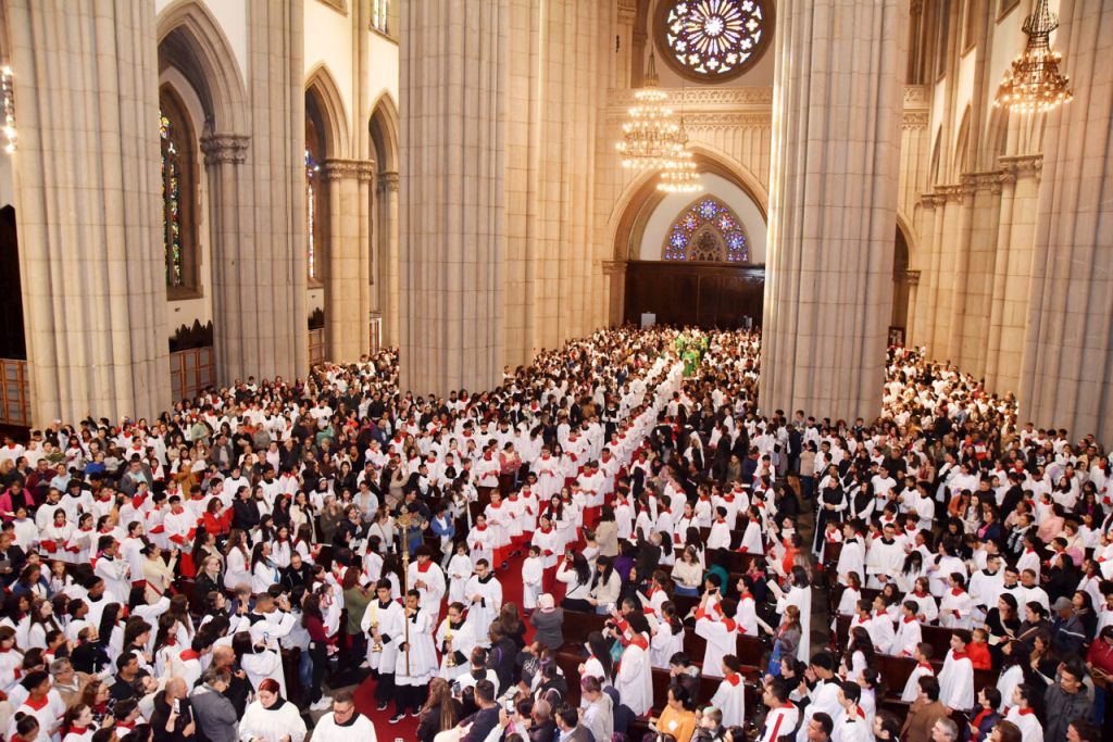 Coroinhas e servidores do altar se encontram com o Cardeal Odilo na Catedral de SP 1