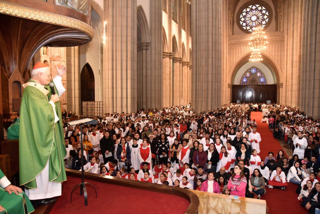 Coroinhas e servidores do altar se encontram com o Cardeal Odilo na Catedral de SP 2