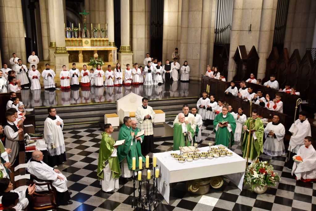 Coroinhas e servidores do altar se encontram com o Cardeal Odilo na Catedral de SP 3