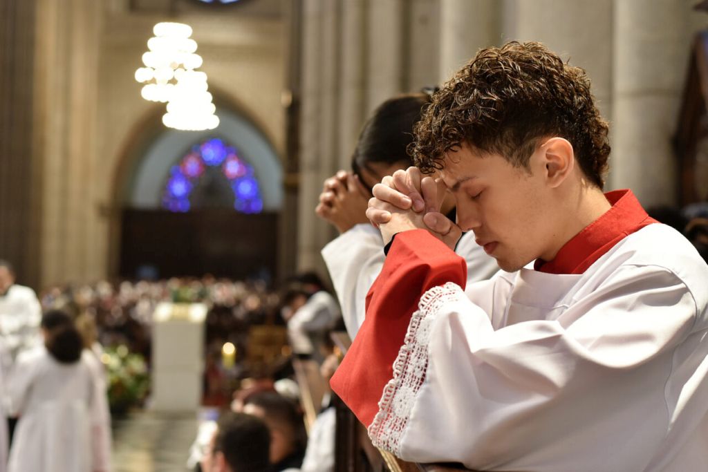 Coroinhas e servidores do altar se encontram com o Cardeal Odilo na Catedral de SP 4