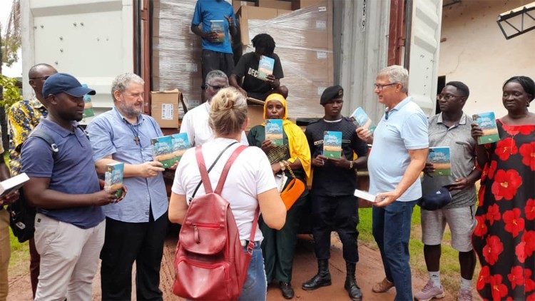 Igreja Catolica no Brasil envia milhares de Biblias para Guine Bissau