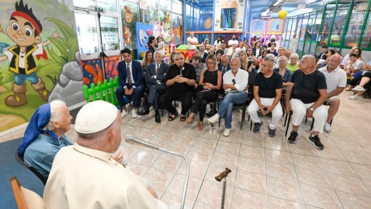 Papa Francisco visita comunidade de artistas de circo 1