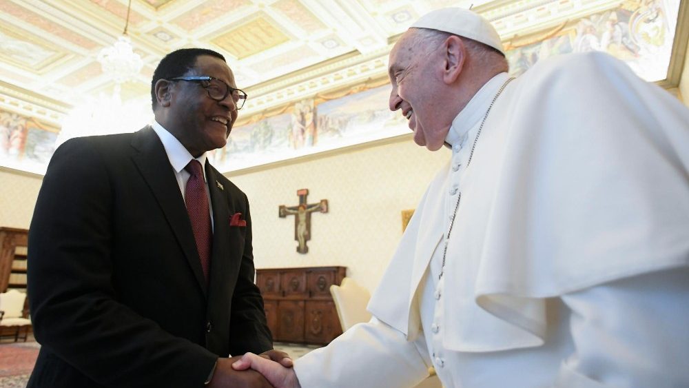 Presidente do Malawi se encontra com o Papa Francisco no Vaticano 1