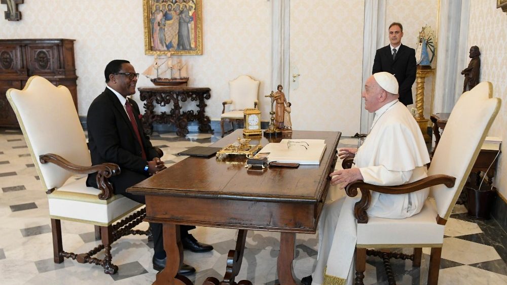 Presidente do Malawi se encontra com o Papa Francisco no Vaticano 2