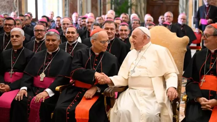 Bispos recem ordenados sao recebidos pelo Papa Francisco no Vaticano 1