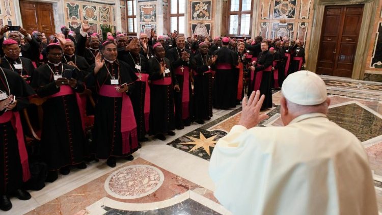 Bispos recem ordenados sao recebidos pelo Papa Francisco no Vaticano 2