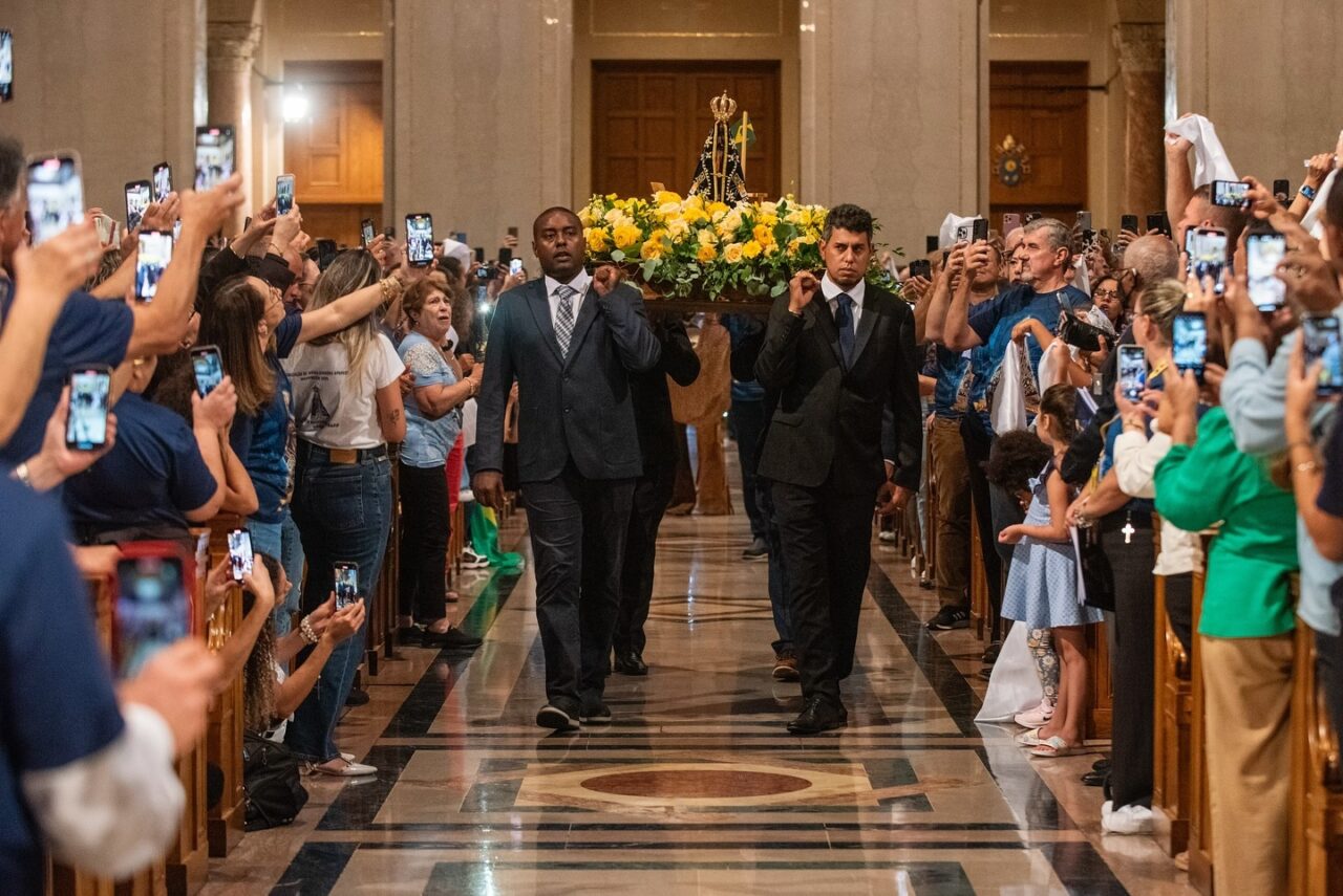 Imagem de Nossa Senhora Aparecida e entronizada em Santuario dos Estados Unidos 1