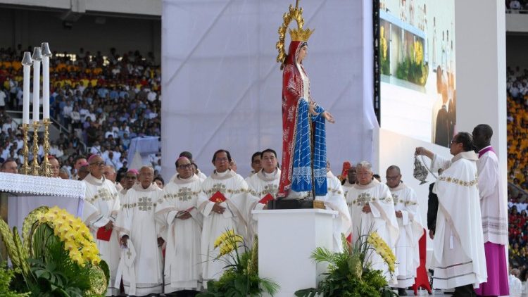 Mais de 100 mil fieis participam de Santa Missa com o Papa na Indonesia 5