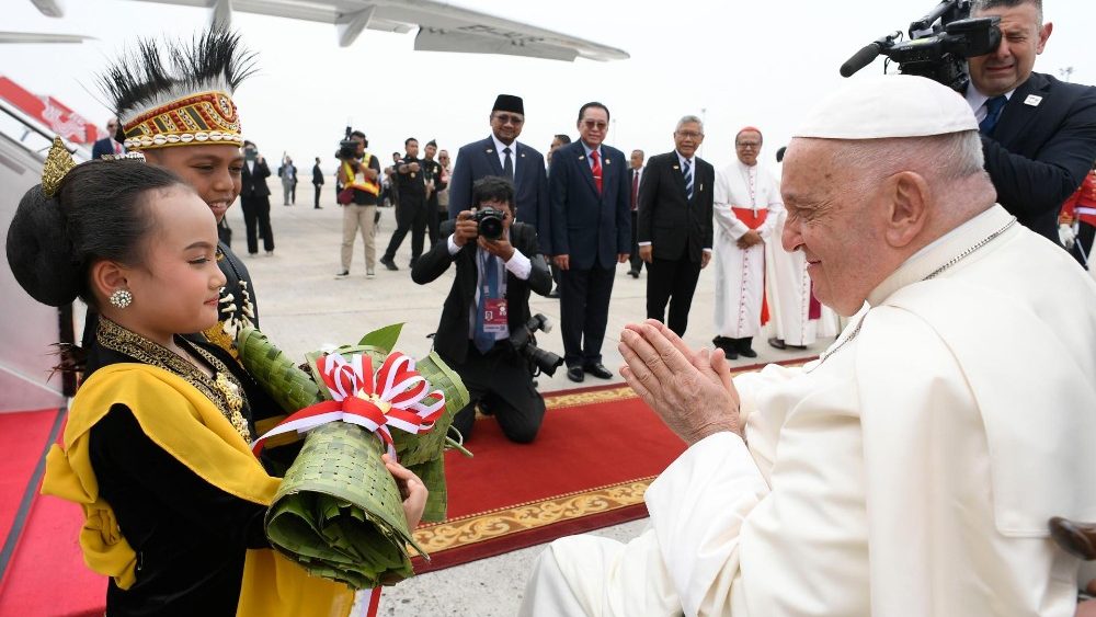 Papa Francisco desembarca na Indonesia iniciando sua viagem pela Asia 1