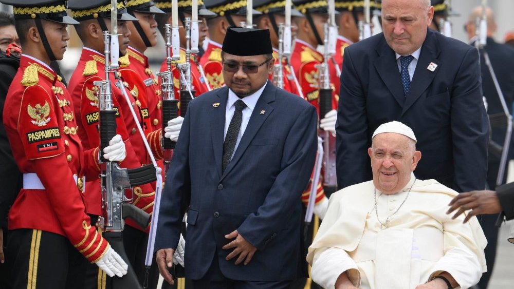 Papa Francisco desembarca na Indonesia iniciando sua viagem pela Asia 2