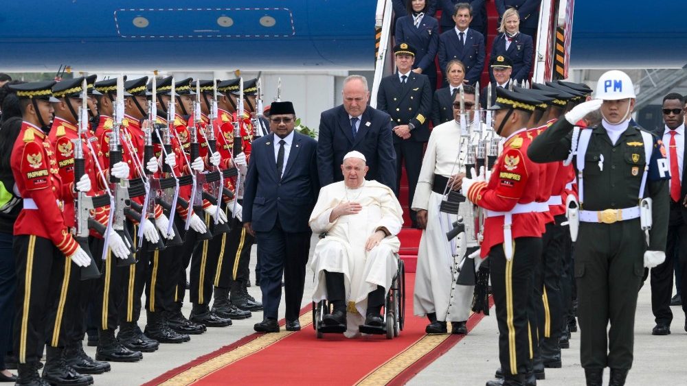 Papa Francisco desembarca na Indonesia iniciando sua viagem pela Asia 3