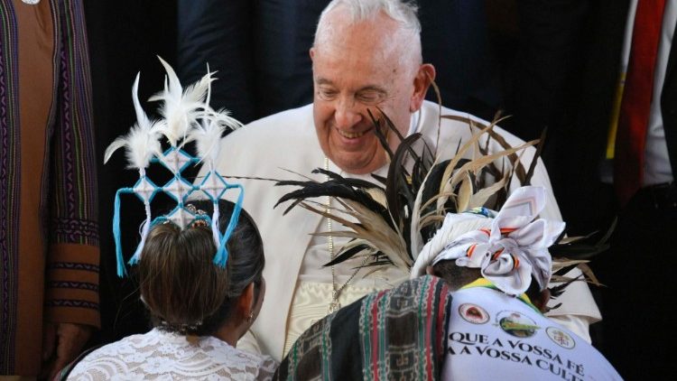 Papa Francisco e recebido por milhares de pessoas em Timor Leste