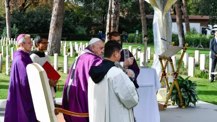 Papa Francisco celebrara Missa de Finados em Cemiterio de Roma 2