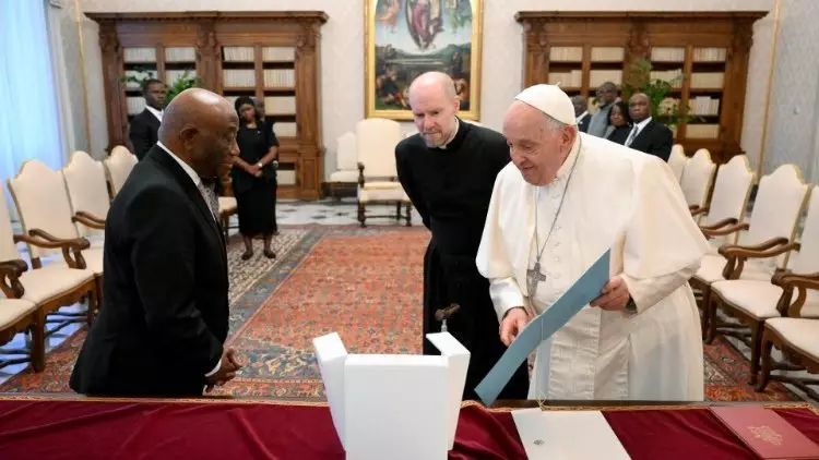 Papa Francisco recebe o presidente da Liberia no Vaticano 1