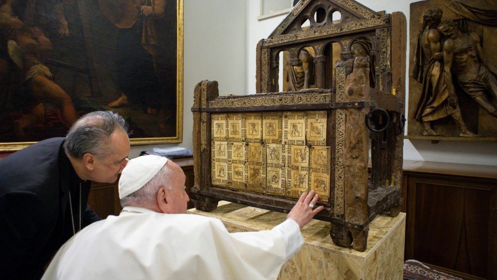 Papa Francisco venera reliquia da Catedra de Sao Pedro 1