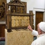 Papa Francisco venera reliquia da Catedra de Sao Pedro 2