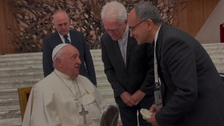 Papa recebe imagem de Nossa Senhora da Amazonia 1