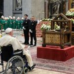 Reliquia da Catedra de Sao Pedro e exposta aos fieis no Vaticano