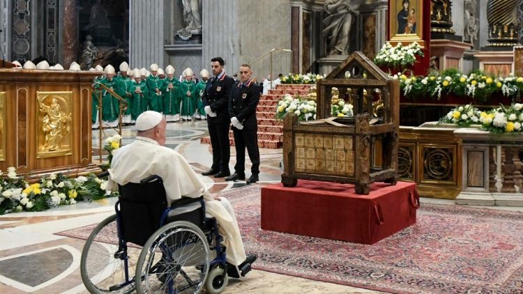 Reliquia da Catedra de Sao Pedro e exposta aos fieis no Vaticano