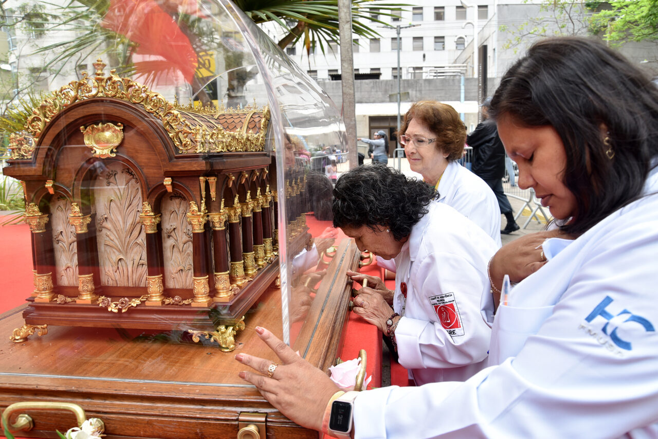 Reliquias de Santa Teresinha visitam Hospital das Clinicas de SP 1