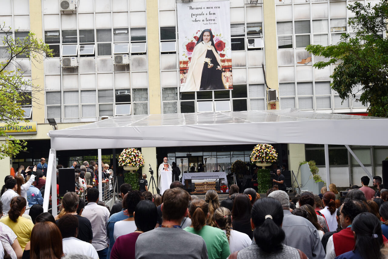 Reliquias de Santa Teresinha visitam Hospital das Clinicas de SP 3