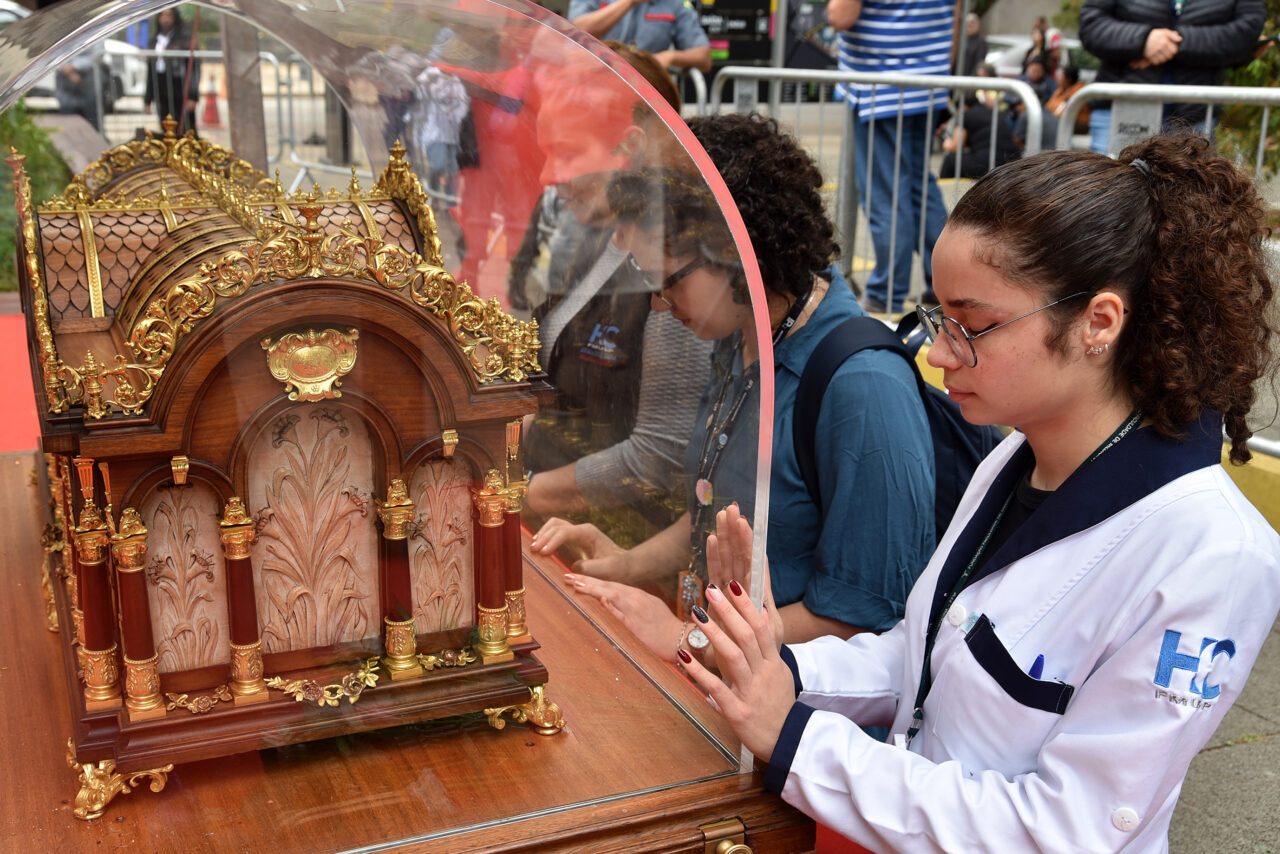 Reliquias de Santa Teresinha visitam Hospital das Clinicas de SP 5