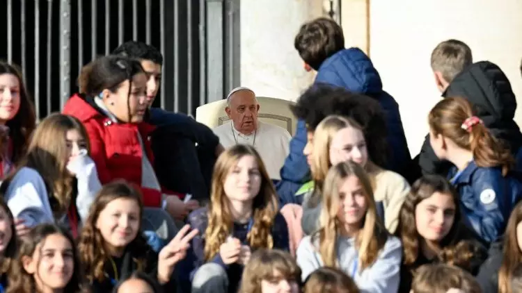 O Evangelho nao pode ser comunicado com rostos sombrios e caras fechadas afirma Papa 3