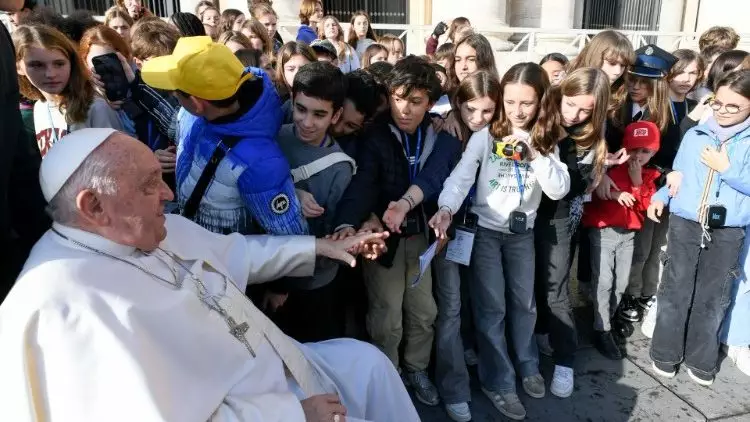 O Evangelho nao pode ser comunicado com rostos sombrios e caras fechadas afirma Papa 4