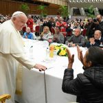 Papa Francisco almoca com mais de mil pessoas carentes no Vaticano 1