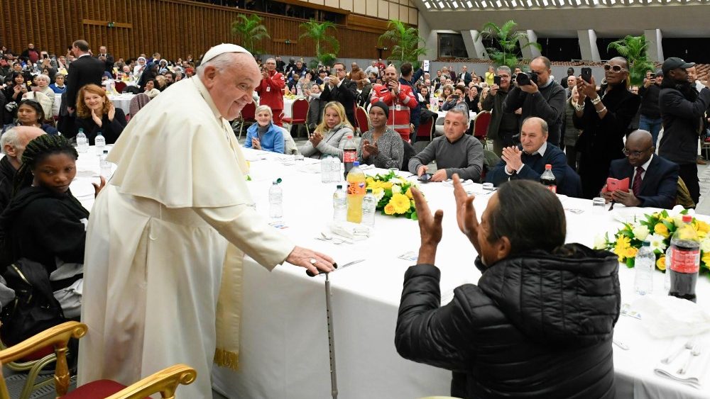 Papa Francisco almoca com mais de mil pessoas carentes no Vaticano 1