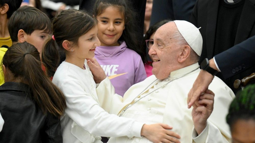 Papa Francisco almoca com mais de mil pessoas carentes no Vaticano 4